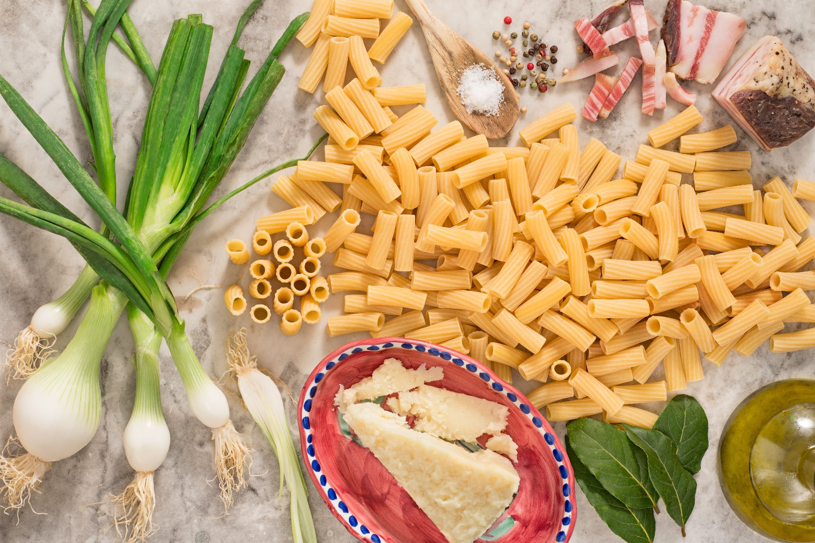 Elicoidali con cipollotto, guanciale, pecorino e alloro