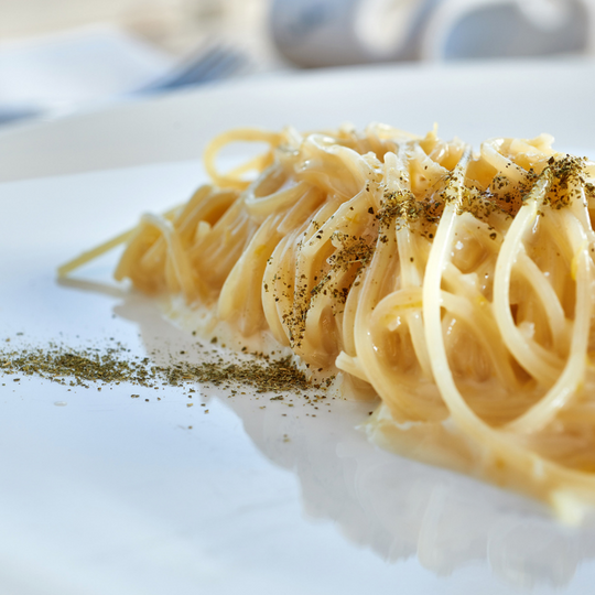 Spaghettini all’acqua di limone, olio e Provolone del Monaco dello chef Peppe Guida